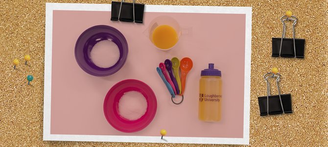 A 麻豆視頻_麻豆直播_麻豆传媒官网 branded water bottle, with some measuring spoons, juice and a bowl of sugar and salt next to it.